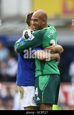 Calcio - Barclays Premier League - Everton / Liverpool - Goodison Park. Tim Howard di Everton (a destra) celebra la vittoria dopo il fischio finale Foto Stock