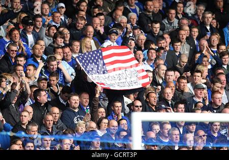 Calcio - Barclays Premier League - Everton / Liverpool - Goodison Park. I fan di Everton hanno in mano un banner rivolto ai fan di Liverpool, negli stand durante la partita Foto Stock