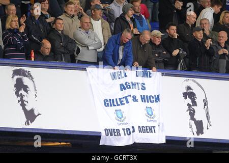 Calcio - Barclays Premier League - Everton / Liverpool - Goodison Park. I fan di Everton srotolano un banner negli stand Foto Stock
