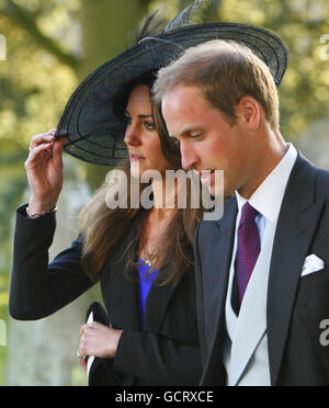 Il principe William e Kate Middleton lasciano il matrimonio dei loro amici Harry Mead e Rosie Bradford nel villaggio di Northleach, Gloucestershire. Foto Stock