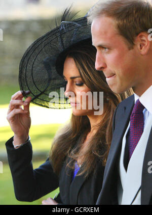 Il principe William e Kate Middleton lasciano il matrimonio dei loro amici Harry Mead e Rosie Bradford nel villaggio di Northleach, Gloucestershire. Foto Stock