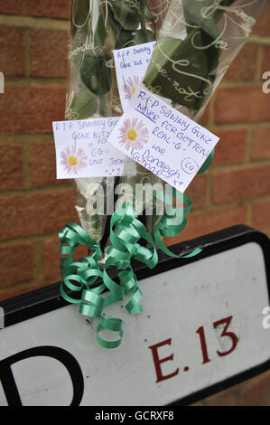 I tributi floreali sono partiti vicino alla scena dove un ragazzo di 16 anni è stato ucciso nelle prime ore di questa mattina a Plaistow, Londra orientale. Foto Stock