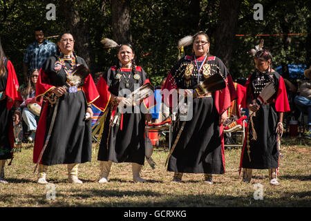 Woman Dancing a Kiowa Blackleggings società guerriera Pow-wow. Foto Stock