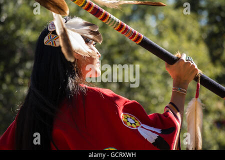 Woman Dancing a Kiowa Blackleggings società guerriera Pow-wow. Foto Stock