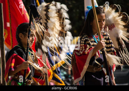 Woman Dancing a Kiowa Blackleggings società guerriera Pow-wow. Foto Stock