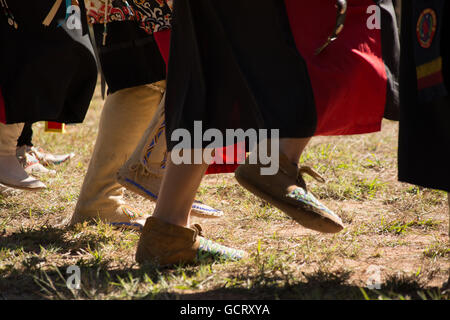 Woman Dancing a Kiowa Blackleggings società guerriera Pow-wow. Foto Stock