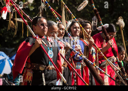 Woman Dancing a Kiowa Blackleggings società guerriera Pow-wow. Foto Stock