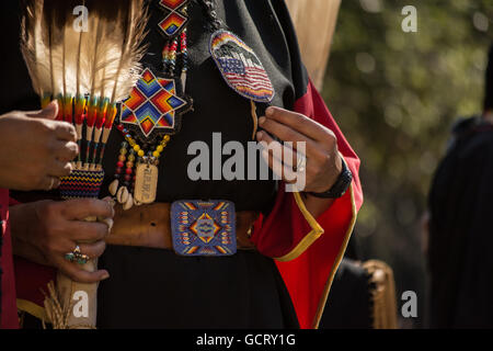 Woman Dancing a Kiowa Blackleggings società guerriera Pow-wow. Foto Stock