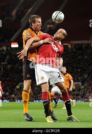 Wolverhampton Wanderers' Christophe Berra (a sinistra) e Gabriel Obertan di Manchester United (destra) Foto Stock