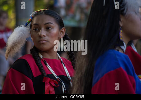 Woman Dancing a Kiowa Blackleggings società guerriera Pow-wow. Foto Stock