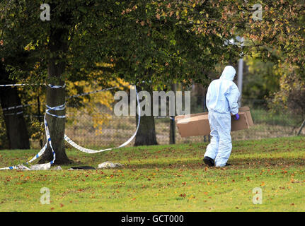 Un ufficiale forense assiste alla scena a Mill Hill, a nord-ovest di Londra, dopo che un 17-year-old è stato pugnalato a morte. Foto Stock