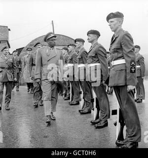 Il generale Joseph-Desire Mobutu, Comandante in Capo dell'Esercito Nazionale Congolese, ispezionando la guardia d'onore durante la sua visita al centro di addestramento anfibio dei Royal Marines a Poole, Dorset. Foto Stock