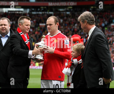 Calcio - Barclays Premier League - Manchester United / West Ham United - Old Trafford. Wayne Rooney del Manchester United viene premiato con un premio PFA Foto Stock