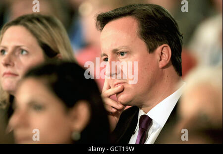 Il primo ministro David Cameron ascolta il discorso della baronessa Warsi all'International Convention Centre di Birmingham, all'inizio della Conferenza annuale del Partito conservatore di quest'anno. Foto Stock