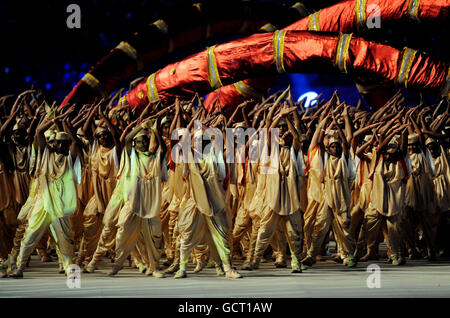 Sport - 2010 Commonwealth Games - cerimonia di apertura - Delhi. Interpreti durante la cerimonia di apertura dei Giochi del Commonwealth 2010 presso lo Stadio Jawaharlal Nehru a New Delhi, India. Foto Stock