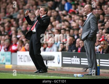 Roy Hodgson (a sinistra), manager di Liverpool, e Ian Holloway, manager di Blackpool (destra) sulla linea di contatto Foto Stock