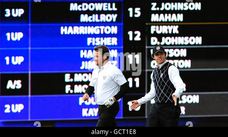 Golf - 38° Ryder Cup - Europa / USA - 3° giorno - Celtic Manor Resort. Rory McIlory e Graeme McDowell in Europa (a sinistra) nella quarta partita durante la Ryder Cup al Celtic Manor di Newport. Foto Stock