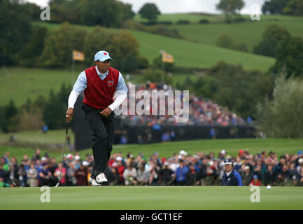 USA's Tiger Woods si allinea un putt sul 12 ° verde nella loro partita nella sessione 3 foursomes, durante la Ryder Cup a Celtic Manor, Newport. Foto Stock