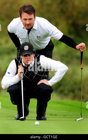 I Rory McIlory e Graeme McDowell (sopra) in Europa si allineano a un putt nel loro quattordicesimo match durante la Ryder Cup a Celtic Manor, Newport. Foto Stock