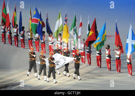 La bandiera del Commonwealth viene introdotta nello stadio durante la cerimonia di apertura dei Giochi del Commonwealth del 2010 presso lo stadio Jawaharlal Nehru di New Delhi, India. Foto Stock