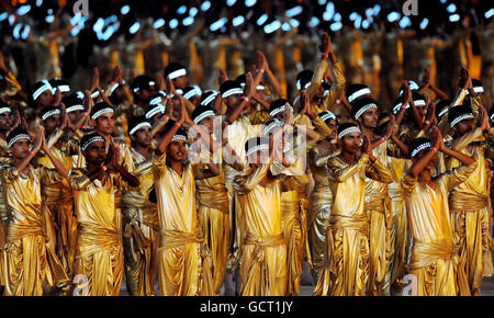 Sport - 2010 Commonwealth Games - cerimonia di apertura - Delhi. Interpreti durante la cerimonia di apertura dei Giochi del Commonwealth 2010 presso lo Stadio Jawaharlal Nehru a New Delhi, India. Foto Stock