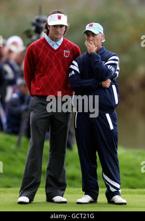 Il capitano degli Stati Uniti Corey Pavin parla con Bubba Watson (a sinistra) durante la Ryder Cup a Celtic Manor, Newport. Foto Stock