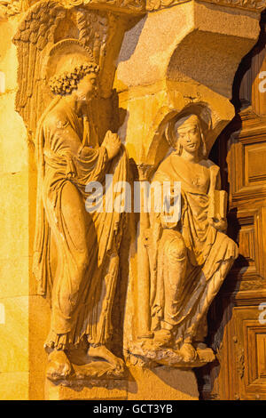 AVILA, Spagna: Annunciazione sulptuere sulla parte sinistra del romanico portale sud della Basilica de San Vicente con gli apostoli Foto Stock