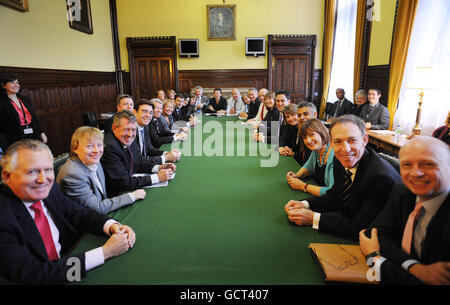 Il leader del Partito del lavoro ed Miliband tiene oggi (in senso orario da sinistra) il suo primo incontro con il gabinetto ombra alla Camera dei Comuni di Londra, Shadow Secretary of state for Wales, Peter Hain, Shadow Chief Secretary to the Treasury, Angela Eagle, Shadow Secretary for Business, Innovation and Skills, John Denham Shadow, Segretario per l'istruzione e il coordinatore delle elezioni, Andy Burnham, Segretario di Stato Shadow, ed Balls, Cancelliere Shadow, Alan Johnson, capo dell'anca, Rosie Winterton, Shadow Work and Pensioni, Douglas Alexander, Shadow Communities and Local Government, Caroline Flint, Shadow Transport, Maria Foto Stock