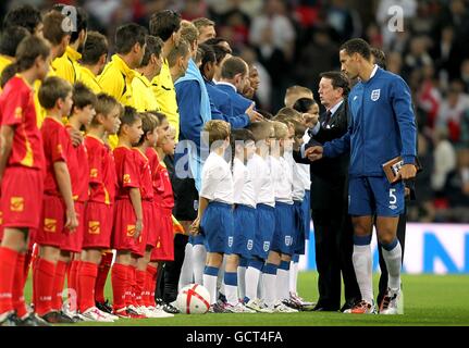 Calcio - UEFA Euro 2012 - Qualifiche - Gruppo G - Inghilterra / Montenegro - Wembley. Il capitano dell'Inghilterra Rio Ferdinand (a destra) presenta i suoi compagni di squadra al membro del consiglio di amministrazione di fa Sir Dave Richards prima del calcio d'inizio Foto Stock