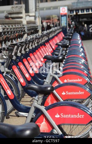 Un ritratto verticale VISTA DELLA LINEA DI SANTANDER TFL biciclette a London Waterloo Foto Stock