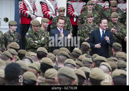 Il primo ministro David Cameron e il governatore della California Arnold Schwarzenegger durante una visita alle caserme di Wellington nel centro di Londra. Foto Stock