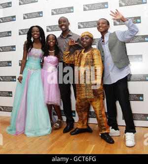 Il cast del film Africa United (da sinistra a destra) Sherrie Silver, Sanyu Joanita Kintu, Roger Nsengiyumva, Eriya Ndayambaje Yves Dusenge partecipano alla prima di Africa United, durante il 54esimo Festival del film di Londra della BFI, alla piazza Odeon Leicester nel centro di Londra. Foto Stock