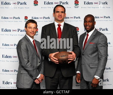 (Sinistra - destra) Rob Andrew, Direttore di Elite Rugby, Martin Johnson, England Rugby Team Manager e England International, Ugo Monye presso Kensington Roof Gardens, Londra annuncia una partnership di sei anni tra Rugby Football Union e il marchio di moda francese Eden Park, che fornirà l'abbigliamento da formalwear ufficiale per la squadra. Il signor Andrew e il signor Johnson indossano la tuta completa per la quale il signor Johnson non è ancora stato indossato. PREMERE ASSOCIAZIONE foto. Data immagine: Mercoledì 20 ottobre 2010. Il credito fotografico dovrebbe essere: Fiona Hanson/PA Wire Foto Stock