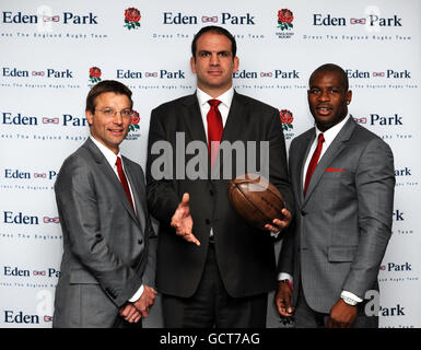 (Sinistra - destra) Rob Andrew, Direttore di Elite Rugby, Martin Johnson, England Rugby Team Manager e England International, Ugo Monye presso Kensington Roof Gardens, Londra annuncia una partnership di sei anni tra Rugby Football Union e il marchio di moda francese Eden Park, che fornirà l'abbigliamento da formalwear ufficiale per la squadra. Il signor Andrew e il signor Johnson indossano la tuta completa per la quale il signor Johnson non è ancora stato indossato. PREMERE ASSOCIAZIONE foto. Data immagine: Mercoledì 20 ottobre 2010. Il credito fotografico dovrebbe essere: Fiona Hanson/PA Wire Foto Stock