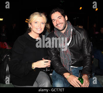 L'attrice Tina Hobley e Tom Ellis al lancio di Disney su ghiaccio 100 anni di magia alla O2 nel sud di Londra. Foto Stock