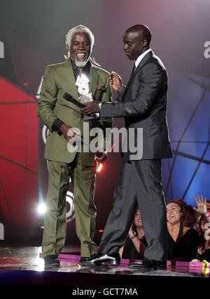 Billy Ocean riceve il premio Lifetime Achievement da Trevor Nelson (a destra) durante i Mobo Awards 2010, presso l'Echo Arena, Monarchs Quay, Albert Dock, Liverpool. Foto Stock