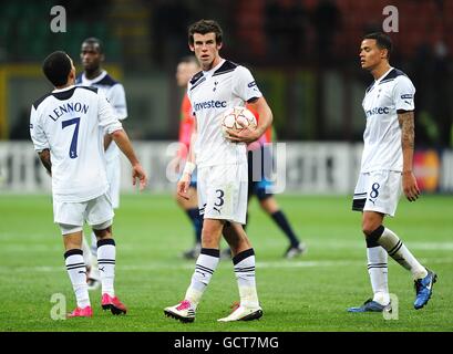 Gareth Bale di Tottenham Hotspur (al centro) riceve la palla di partita dopo aver completato un trucco-cappello. Foto Stock