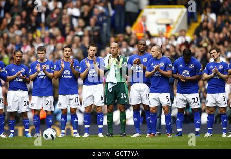 I giocatori di Everton osservano un minuto di applausi per l'ex Tottenham Hotspur I giocatori Eddie Baily e Mel Hopkins Foto Stock