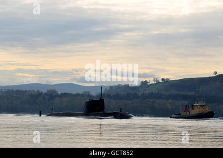 HMS astute, il sottomarino nucleare che si è arenato al largo della costa di Skye, ritorna alla sua base a Faslane sul Clyde per ulteriori controlli. Foto Stock