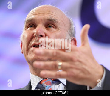 Il Business Secretary vince Cable parla alla conferenza annuale della Confederation of British Industry (CBI), all'hotel Grosvenor House, a Mayfair, nel centro di Londra. Foto Stock