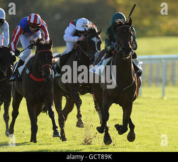 Green Destiny guidato da Adam Beschizza (a destra) vince il Leicester Ippodromo Centro conferenze handicap Stakes Foto Stock