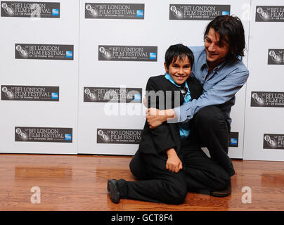 Christopher Ruiz-Esparza (a sinistra) e Diego Luna sono visti in una fotocellula per il nuovo film Abel, al cinema Vue di Londra. Foto Stock