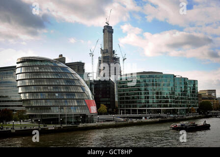 I lavori di costruzione proseguono sullo Shard London Bridge, nel centro di Londra. Completato nel 2012, il grattacielo diventerà l'edificio più alto dell'Unione europea, con oltre 300 metri di altezza. Foto Stock