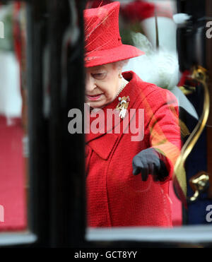 La Regina Elisabetta II dà il benvenuto all'emiro del Qatar Sheikh Hamad bin Khalifa al Thani a Windsor, nel Berkshire, durante la sua visita di stato nel Regno Unito. PREMERE ASSOCIAZIONE foto. Data foto: Martedì 26 ottobre 2010. L'Emir sarà l'ospite del monarca al Castello di Windsor durante la sua visita di tre giorni con una delle sue tre mogli, Sheikha Mozah bint Nasser al-Missned. Vedi la storia della Pennsylvania ROYAL Qatar. Il credito fotografico deve essere: Steve Parsons/PA Wire Foto Stock