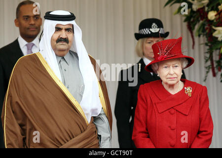 La regina Elisabetta II accoglie l'Emiro del Qatar Sheikh Hamad bin Khalifa al Thani (a sinistra) a Windsor, Berkshire durante la sua visita di stato nel Regno Unito. Foto Stock