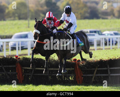 Alegralil e jockey Graham Lee (a destra) batte Issaquah e il fantino James Halliday per vincere la scommessa 365 Mares Hurdle Race durante il secondo giorno del bet365 Charlie Hall Meeting all'Ippodromo di Wetherby, Wetherby. Foto Stock