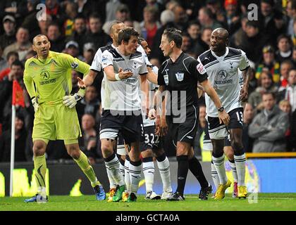 Calcio - Barclays Premier League - Manchester United v Tottenham Hotspur - Old Trafford. Gareth Bale di Tottenham Hotspur (al centro a sinistra) parla con l'arbitro Mark Clattenburg (al centro a destra) del secondo obiettivo del Manchester United Foto Stock