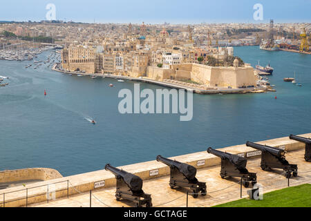 Vista da Valletta Upper Barrakka Gardens al di sopra della batteria a salve cannoni per il Grand Harbour e Birgu tre città area, Mal Foto Stock