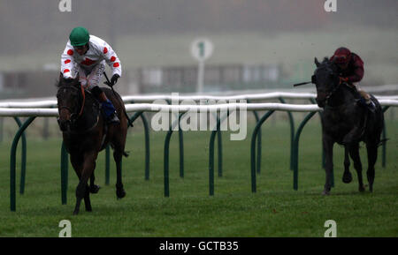 Jockey Richard Hughes su Spring Secret vince il B & M installazioni handicap Stakes a Nottingham Racecourse. Foto Stock