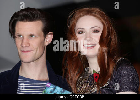 Le stelle dello show Matt Smith e Karen Gillan, durante un instore di firma per il DVD boxset di BBC1 TV show Dr Who, nel centro di Londra. Foto Stock